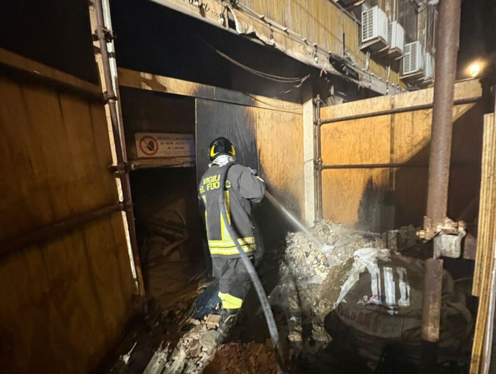 Rogo in un magazzino del mercato di Ortigia, indagini in corso: non escluso il dolo