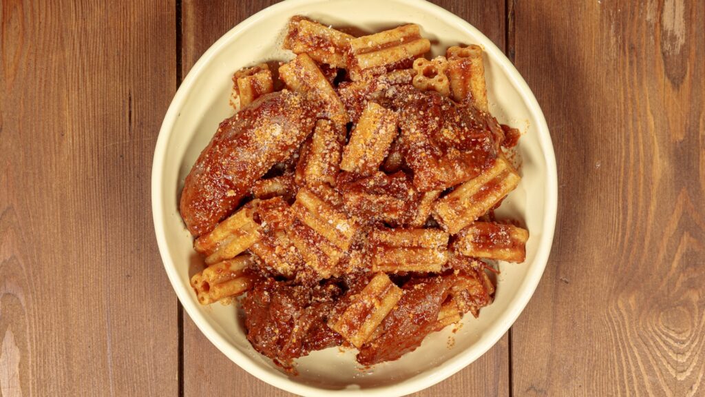 Pasta con i cinque buchi