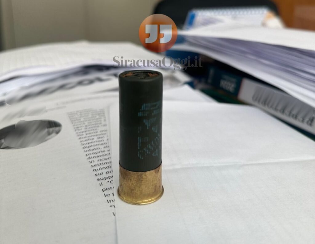 Intimidazione shock a una dirigente scolastica: una cartuccia sulla sua scrivania