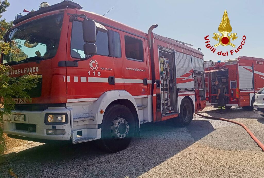 Incendio al mercato di Ortigia: nei video un uomo che getta benzina