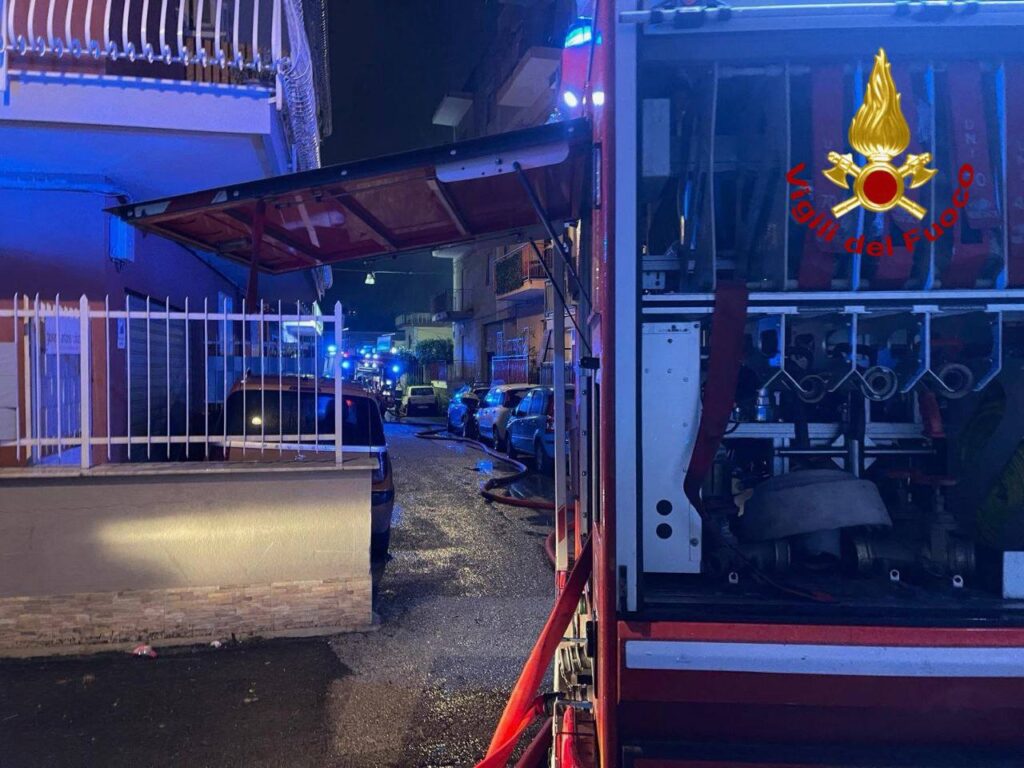 Palermo, paura a Villa Tasca: capannone a fuoco nella notte