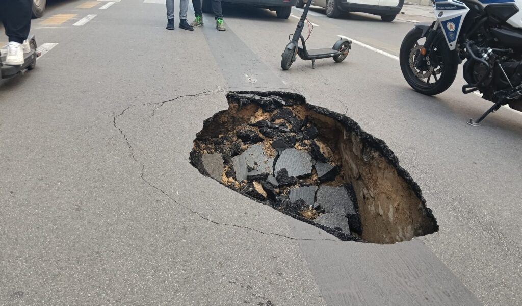 Voragine sull’asfalto di via Roma: disagi e traffico in tilt – VIDEO