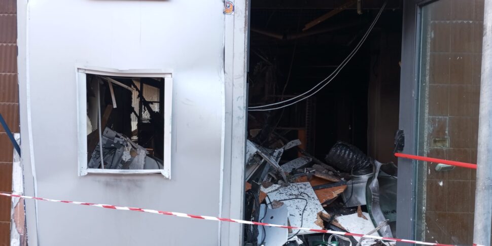Colpo in una banca di Giammoro, esplosione nella notte devasta i locali