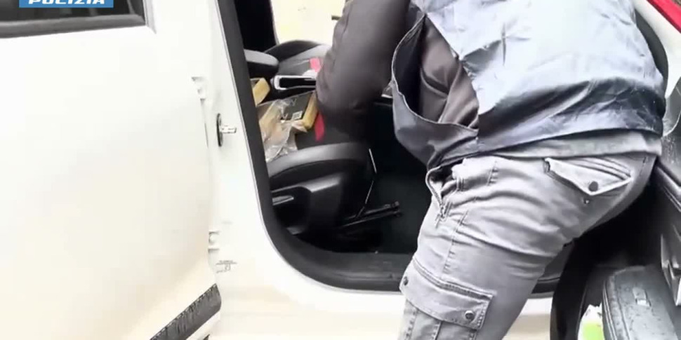 Trovati 44 chili di cocaina in auto, arrestato un uomo a Catania. Il video