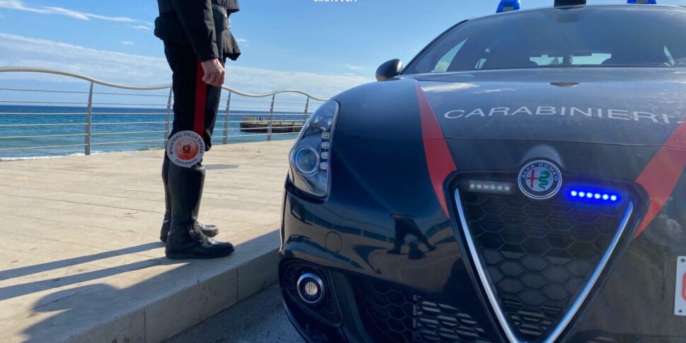 Avola, esploso un ordigno davanti a un negozio: danni pure alle auto