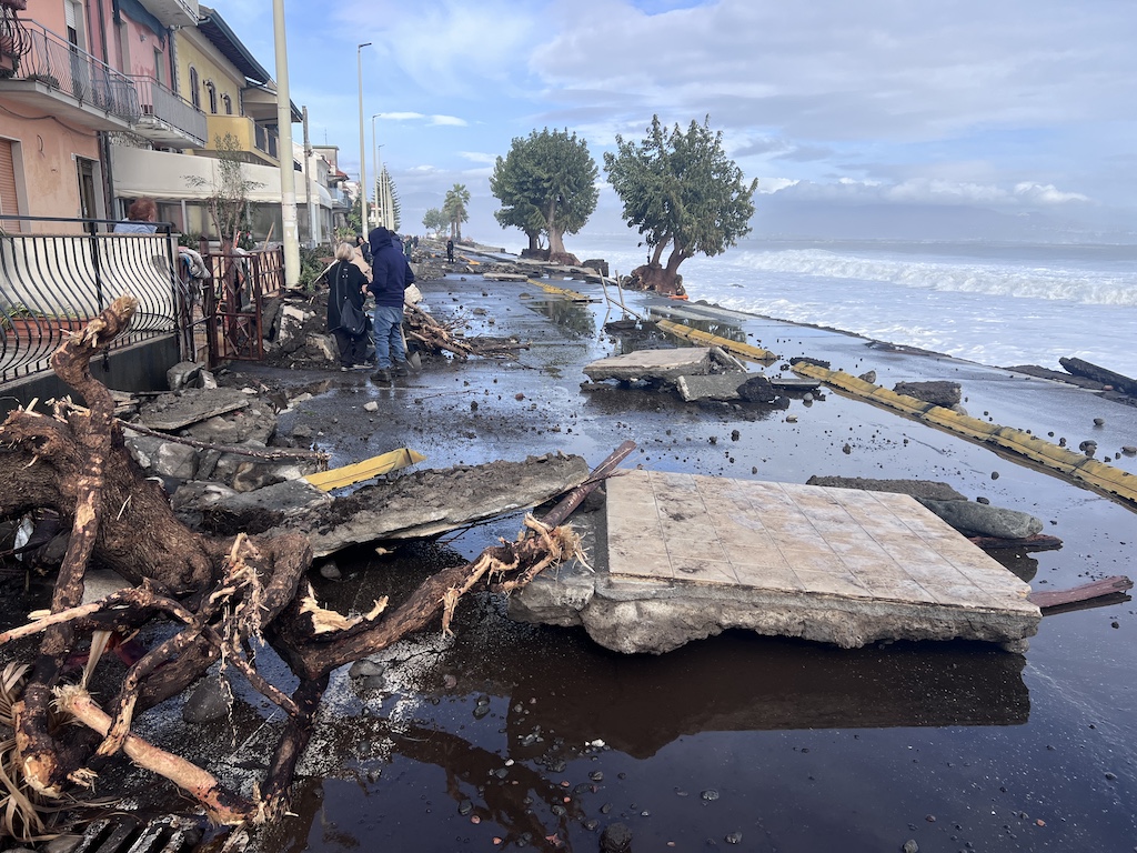 Riposto dopo i danni del ciclone: via al primo intervento VIDEO