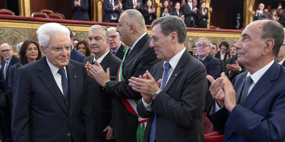 Mattarella accolto tra gli applausi al Massimo di Palermo per la Giornata dell'Avvocatura