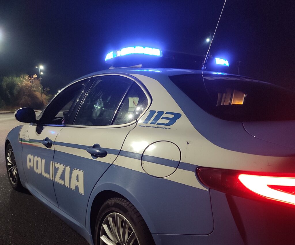 Palermo, fugge dagli uffici della polizia: è caccia all’uomo