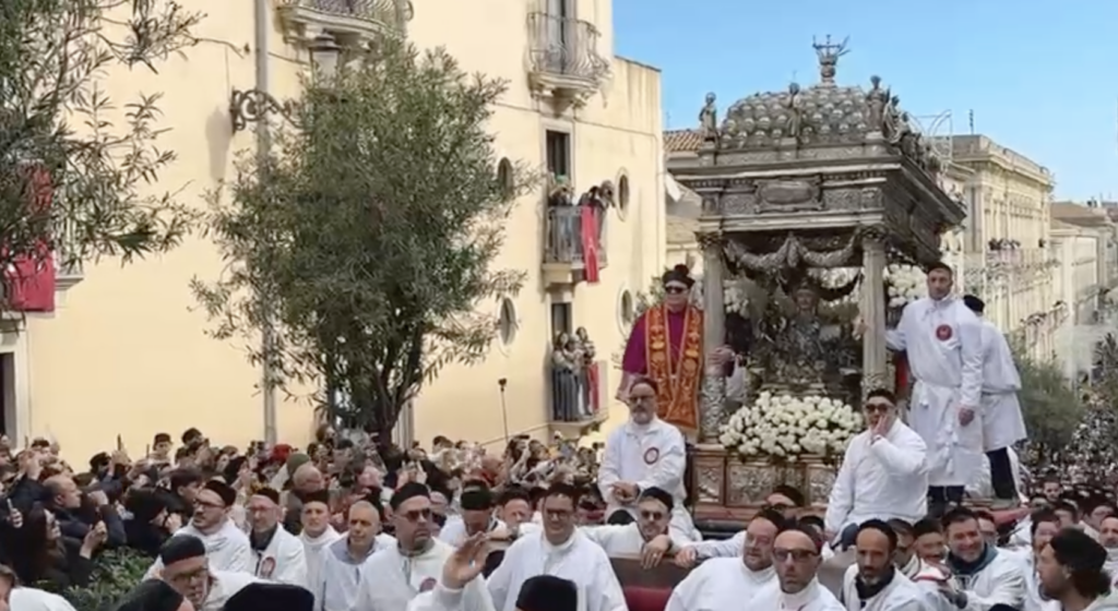I devoti accompagnano Sant’Agata sulla salita di Sangiuliano VIDEO