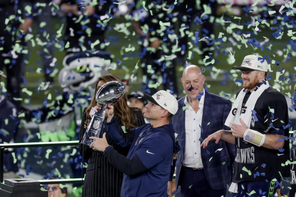 Super Bowl, i Seahawks stracciano i Patriots e trionfa Bad Bunny. Malumori di Trump sullo show