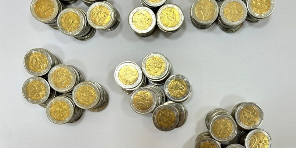 Acireale, paga la spesa con 280 monete false da 2 euro: denunciato dalla polizia