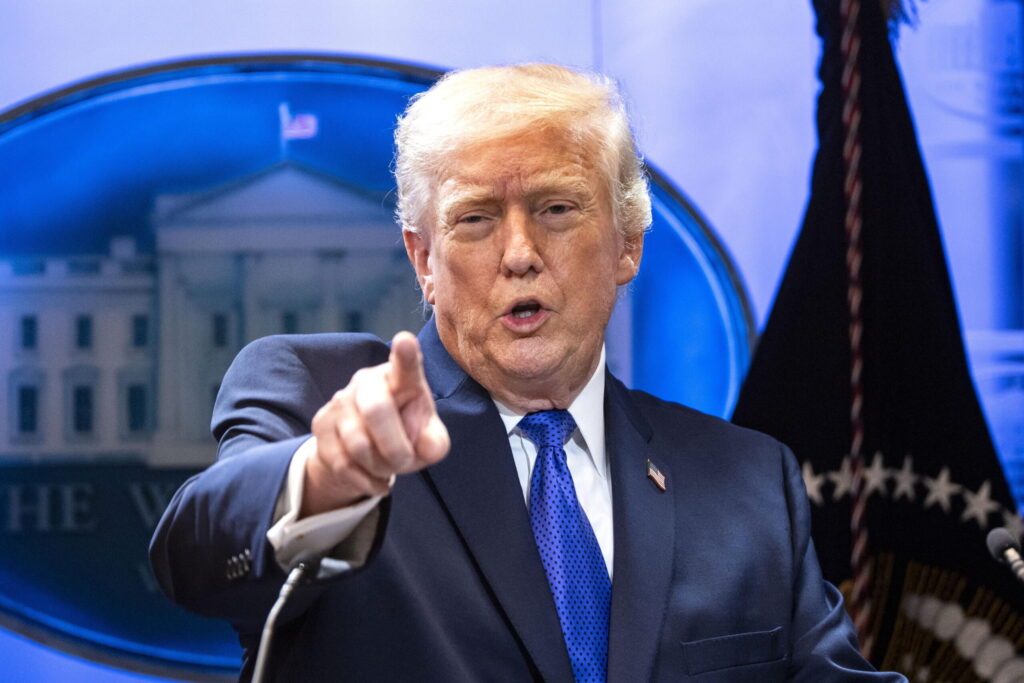 Dazi, Trump cambia ancora: tariffa per tutti dal 10 al 15%