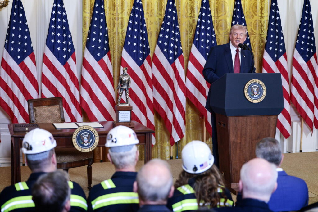 Trump ordina al Pentagono di rifornirsi di elettricità da centrali a carbone