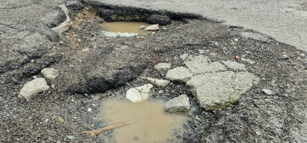 Buche e fossi in via Cavallacci, Lentini: “Si intervenga subito”