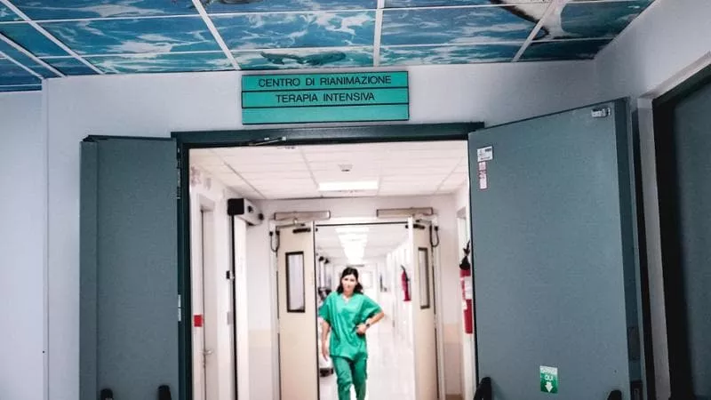 È morto il neonato caduto dalle braccia della mamma a Chieri, aperta un'inchiesta