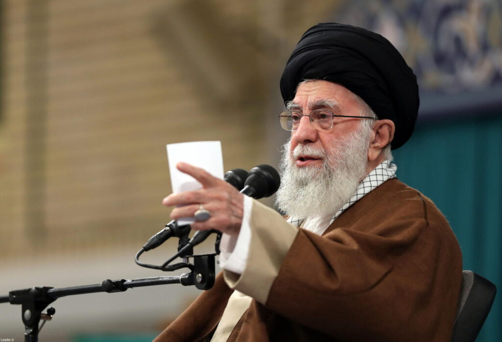 Iran, post di Khanenei su X: potremmo affondare una nave Usa