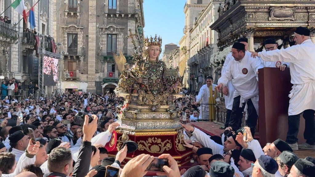 Sant’Agata, il rientro del busto in Cattedrale: la festa è finita VIDEO