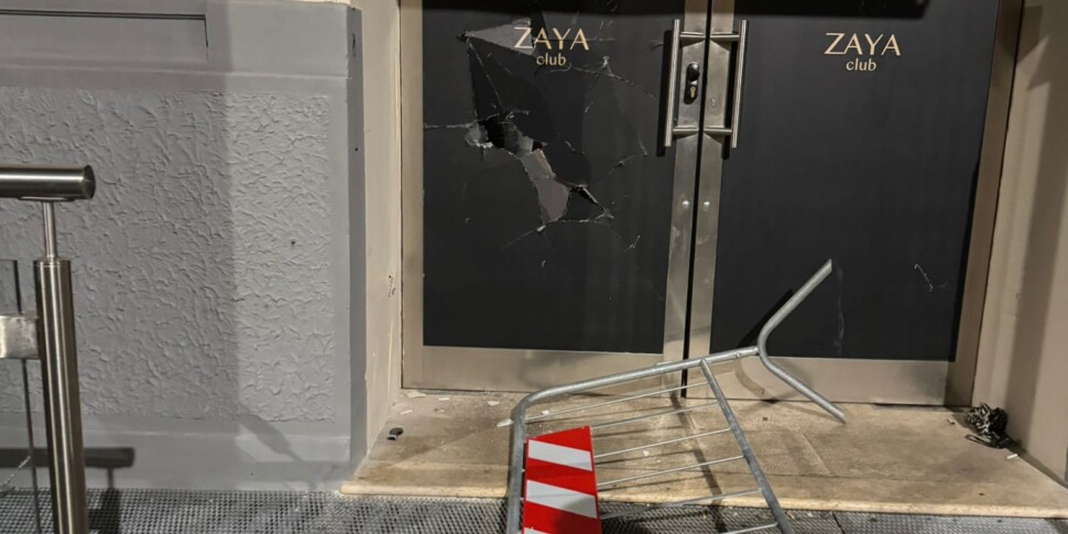 Palermo, tafferugli e lancio di transenne per entrare in un discopub in via Cavour: cinque denunciati
