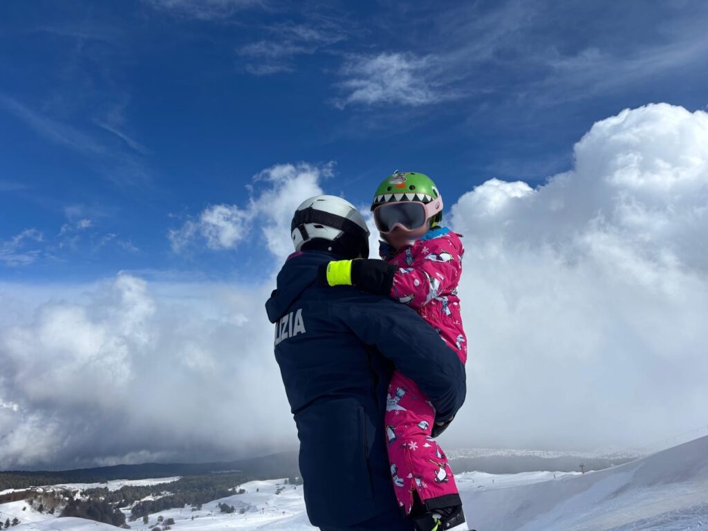 Etna, paura sulla neve: bimba di 9 anni salvata dai poliziotti