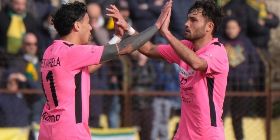 L’Athletic Palermo vince a Enna e vola in testa in serie D: festa dei tifosi all’arrivo del pullman
