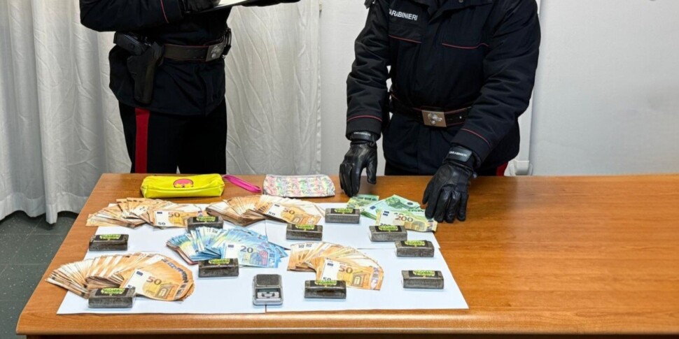 Palermo, blitz nella zona via Montalbo: sequestrati un chilo di hashish e 33 mila euro in contanti