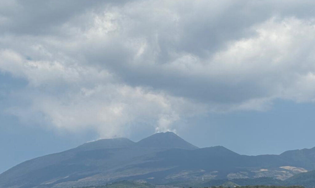 Etna, cratere Bocca nuova: esplosioni ed emissione di cenere