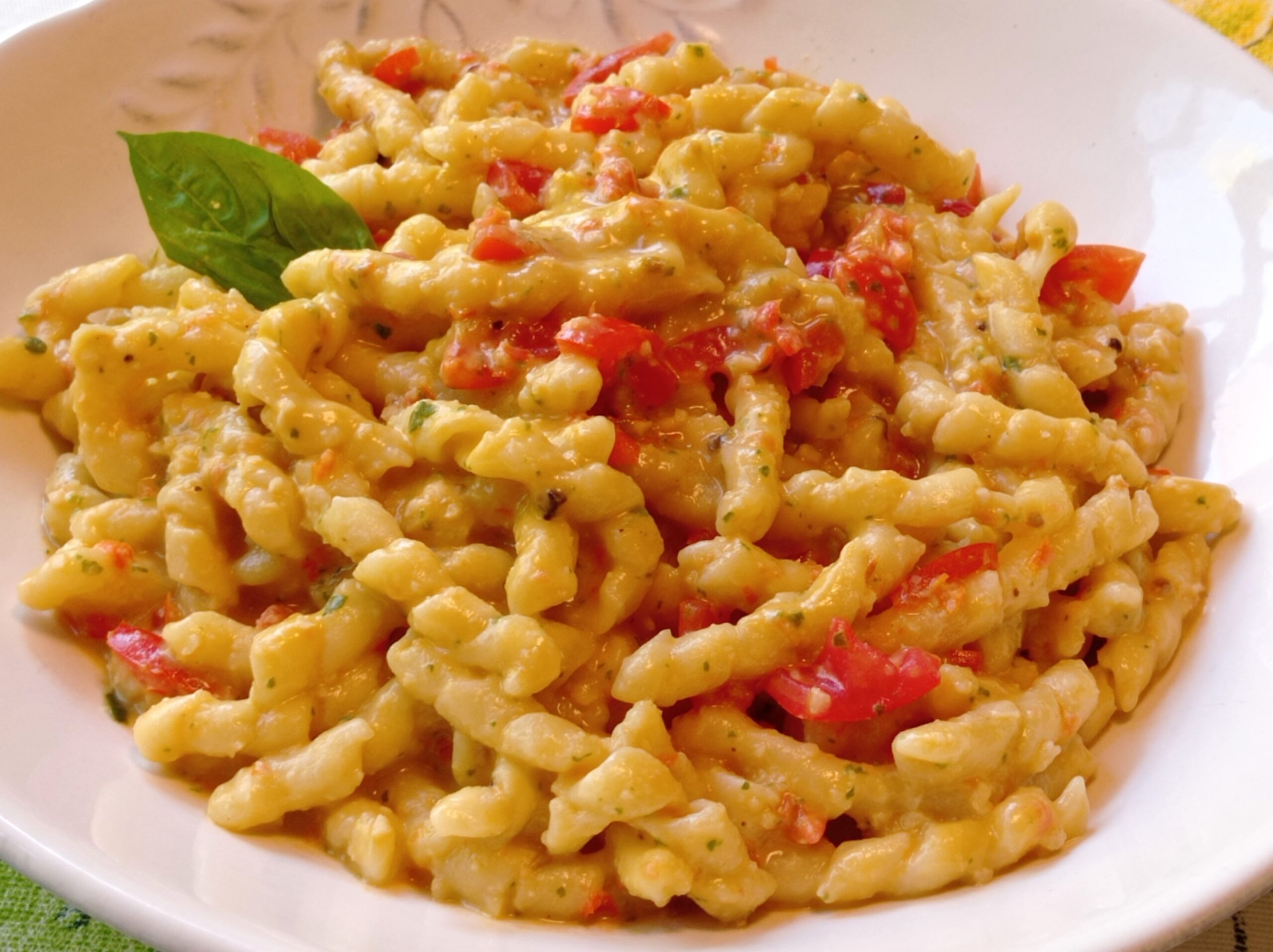 Busiati col Pesto Trapanese: ricetta originale siciliana pronta in 20 minuti
