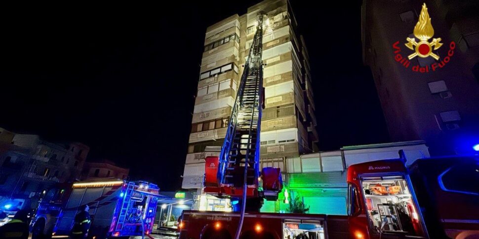 Palermo, incendio all'ottavo piano di un appartamento alla Guadagna Le foto