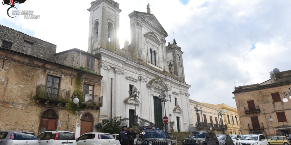 Valledolmo, sfruttamento dei lavoratori ed estorsione: arrestato un notaio