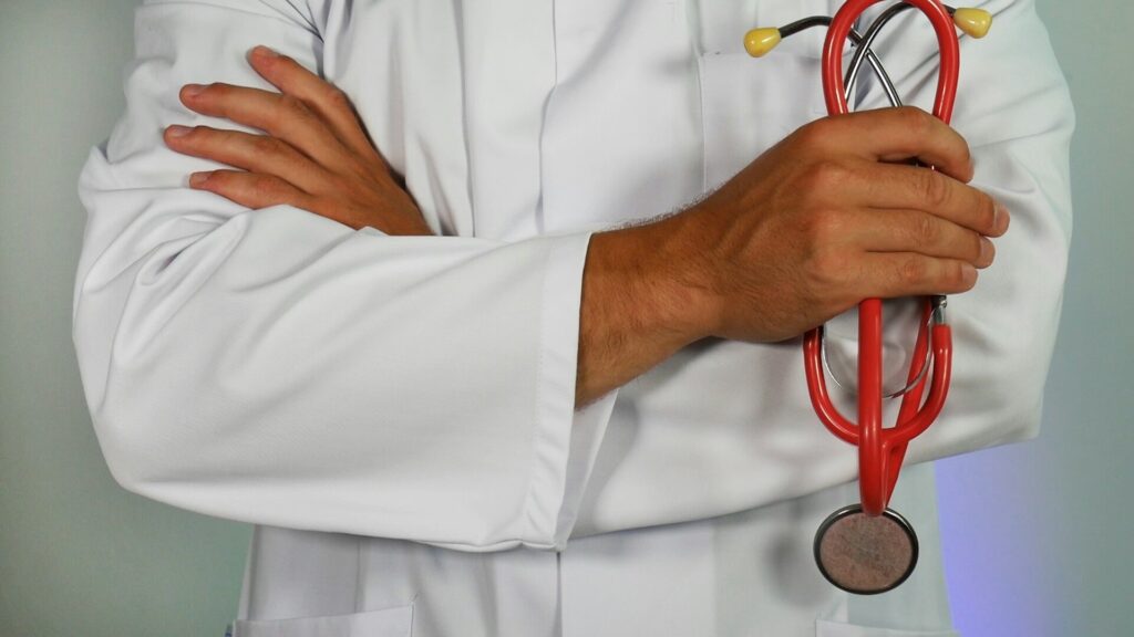 Scontro fra medici: l’indagato diventa vittima, l’accusatrice sotto processo