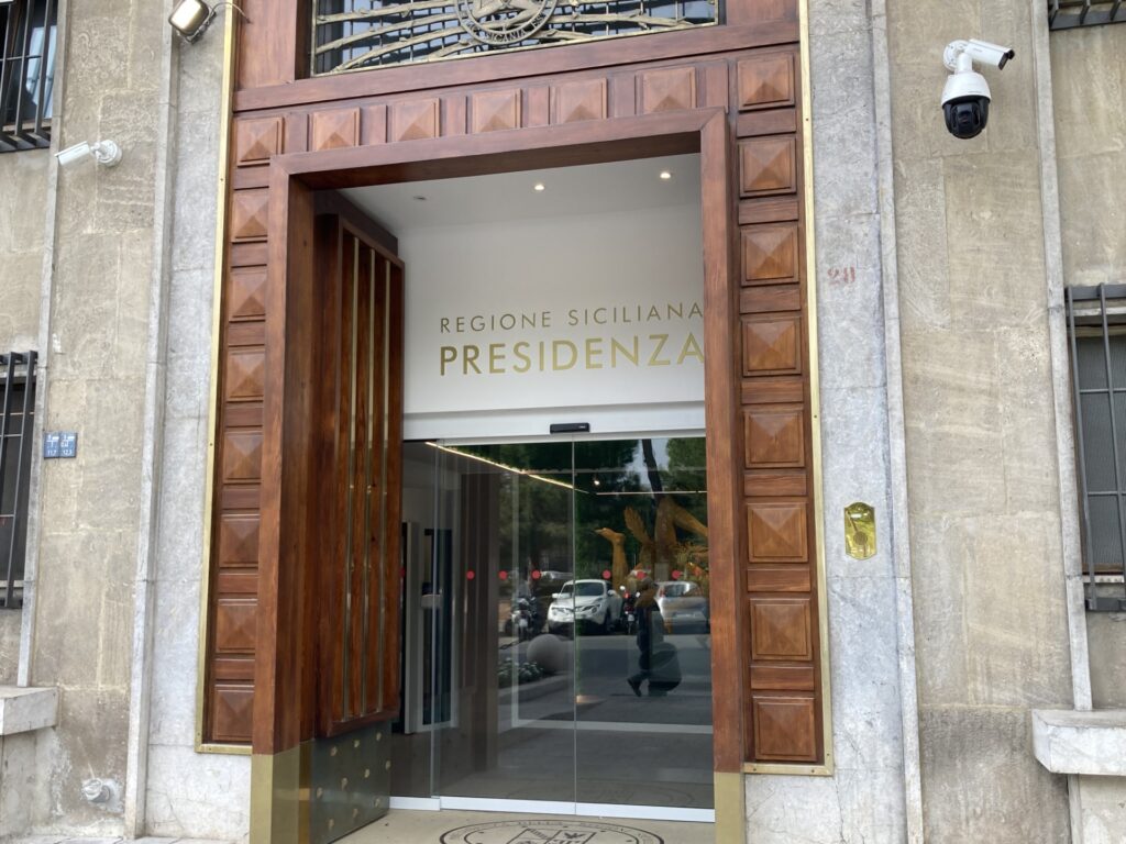 Concorso esterno, la Regione sospende il manager Salvatore Iacolino
