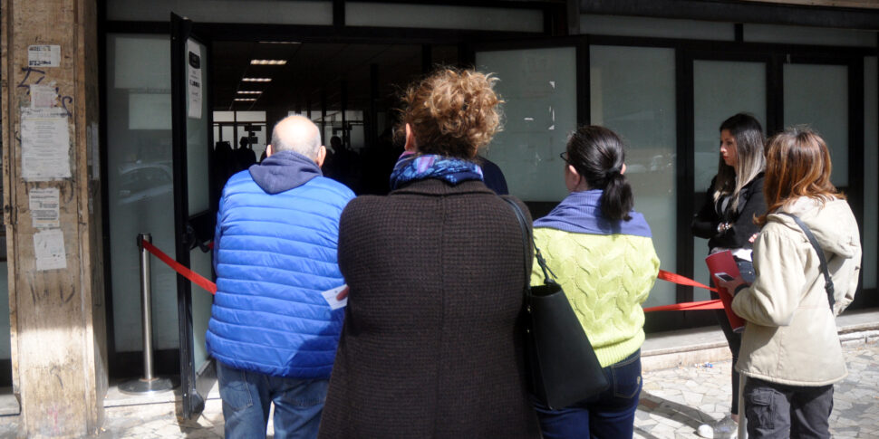 Palermo, code all'ufficio anagrafe per le carte d'identità. È impossibile prenotare
