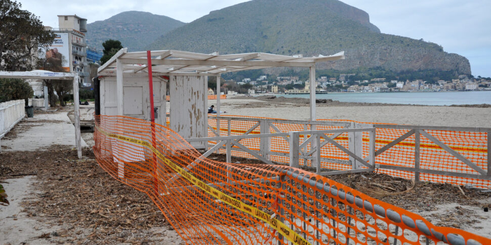 Operazione nuova Mondello, mezza spiaggia sarà libera. Ecco cosa è previsto
