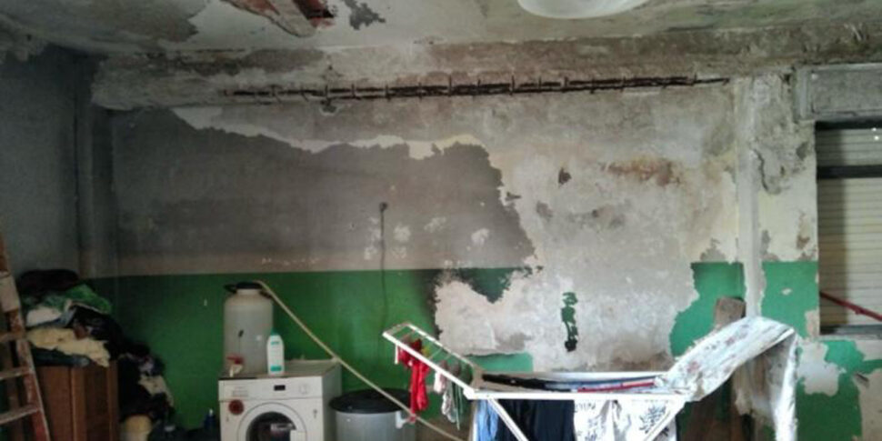 «Il Salvemini va sgomberato», oltre 30 famiglie nell'ex scuola in viale Michelangelo: tra gli abusivi un operaio Reset. Le foto