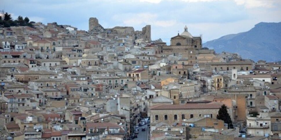 Pietraperzia, ladro ruba oro e contanti mentre una coppia di anziani è a tavola
