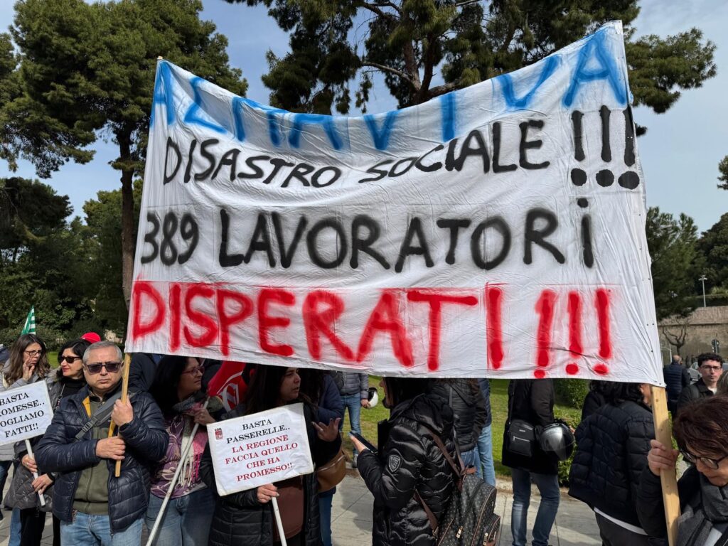 Vertenza Almaviva, sindacati ricevuti dopo il sit-in a piazza Indipendenza