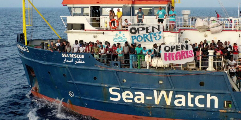 Sea Watch, 20 minori trasbordati sulla motovedetta della guardia costiera
