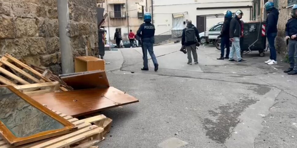 Le vampe di San Giuseppe si accendono e riesplode la tensione a Palermo: incendi e lancio di pietre VIDEO