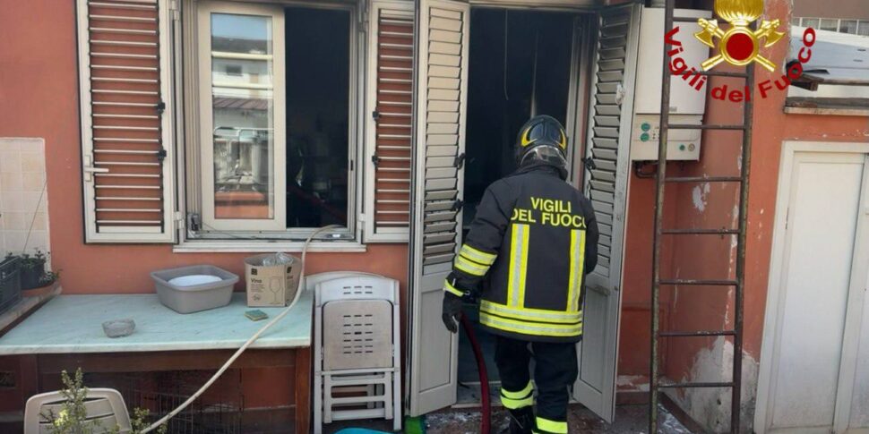 Incendio in un appartamento a Palermo, intossicata un'anziana. Le foto