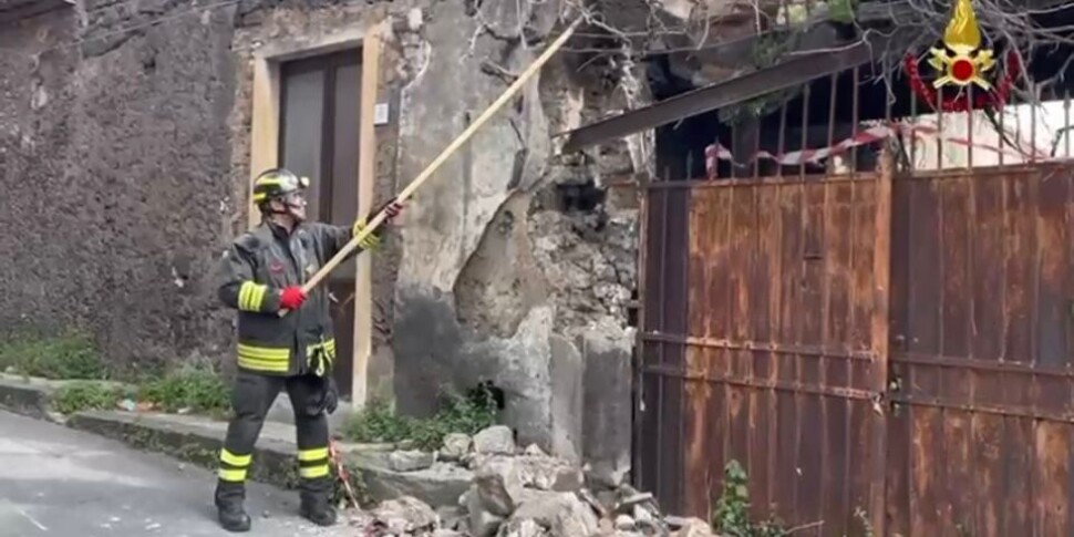 Ragalna, tre squadre dei vigili del fuoco in azione per le verifiche agli edifici dopo il sisma. Le foto