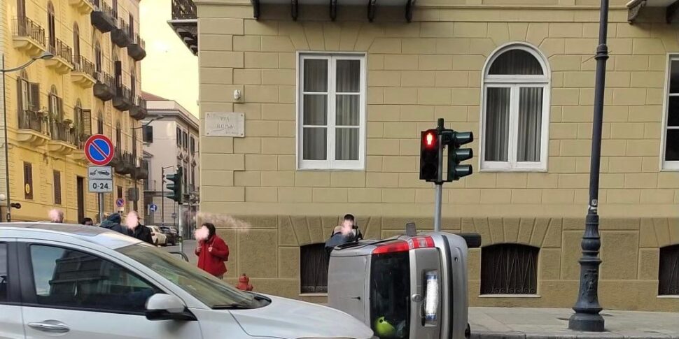 Incidente a Palermo, auto si cappotta in via Roma