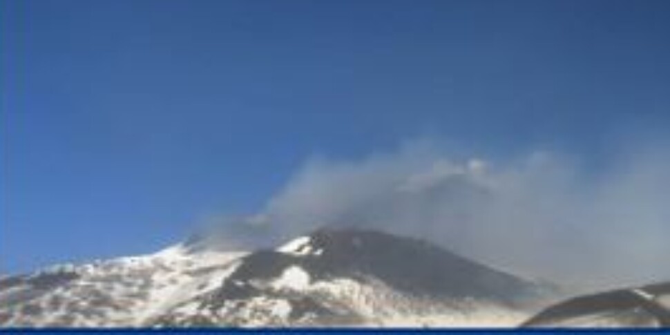 Etna, esplosione e cenere dal cratere: aumenta il tremore