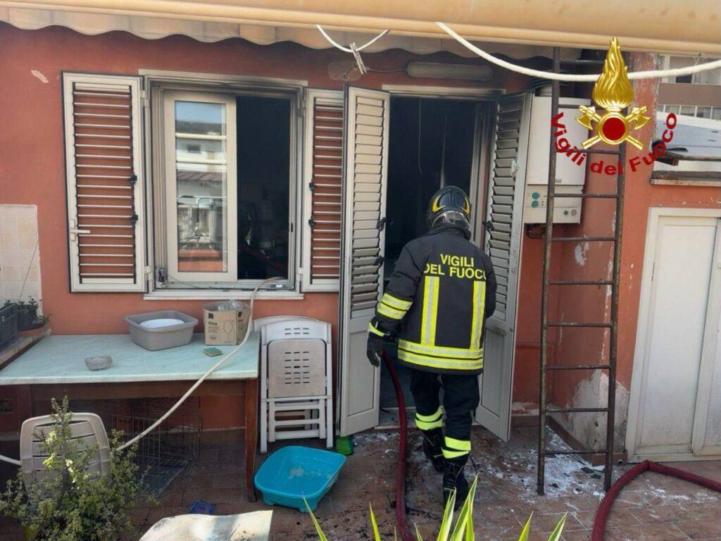 Palermo, incendio in casa al villaggio Santa Rosalia: salvata una donna