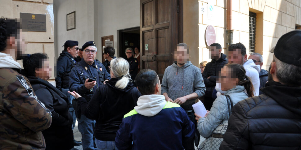 Palermo, gli abusivi nella ex scuola: per 4 famiglie arriva la casa