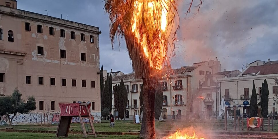 Guerriglia a Palermo per le vampe di San Giuseppe, lanci di pietre e bottiglie per proteggere le cataste di legna