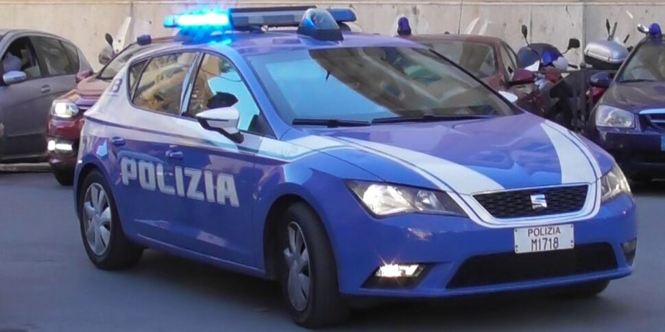 Palermo, danni alle auto parcheggiate con scalpello e tronchese: indagata una donna