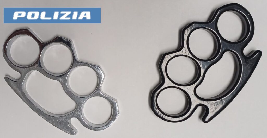 Settanta coltelli e 40 tirapugni in casa, scatta l’arresto