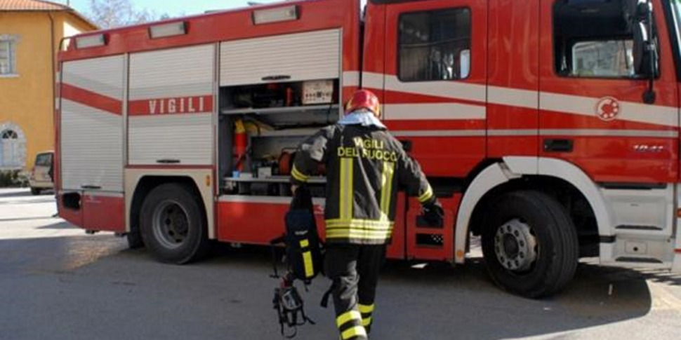 Vasto incendio di rifiuti in un palazzo abbandonato a Catania