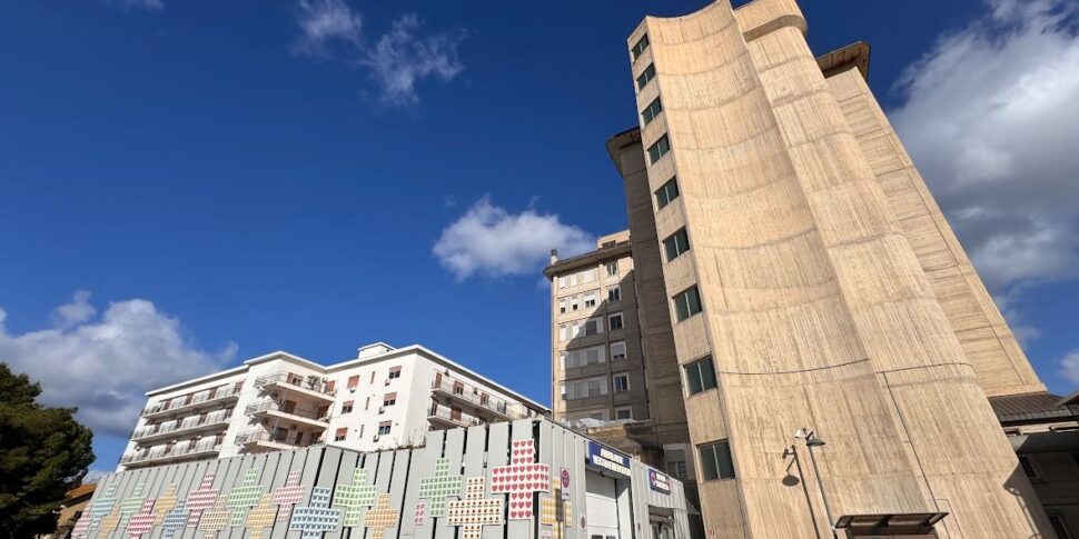 Palermo, scoperto al pronto soccorso di Villa Sofia un «falso portiere»: aveva pure un badge per gli ascensori