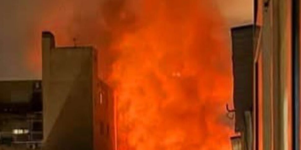 Palermo, le vampe incendiano lo Zen 2: nella notte a fuoco auto, cassonetti e cataste di legna VIDEO